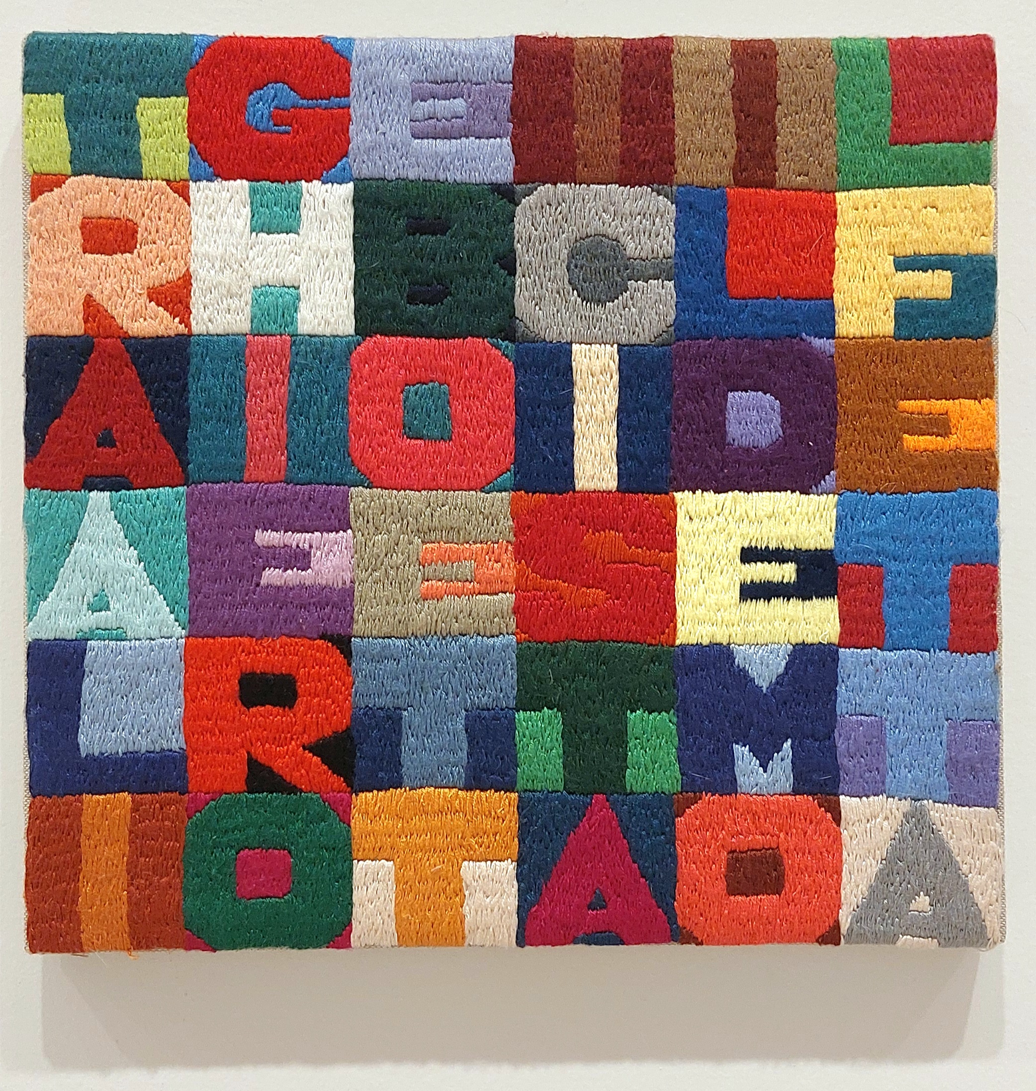 Tra Alighiero e Boetti ci sta il De Molfetta. Ricamo (30x30 cm)